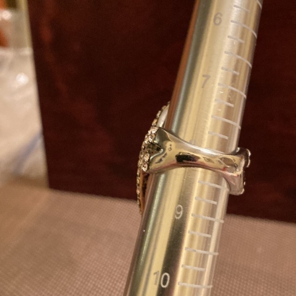 NWOT Stunning pear shaped green stone ring on silver tone with faux diamonds - Picture 6 of 6